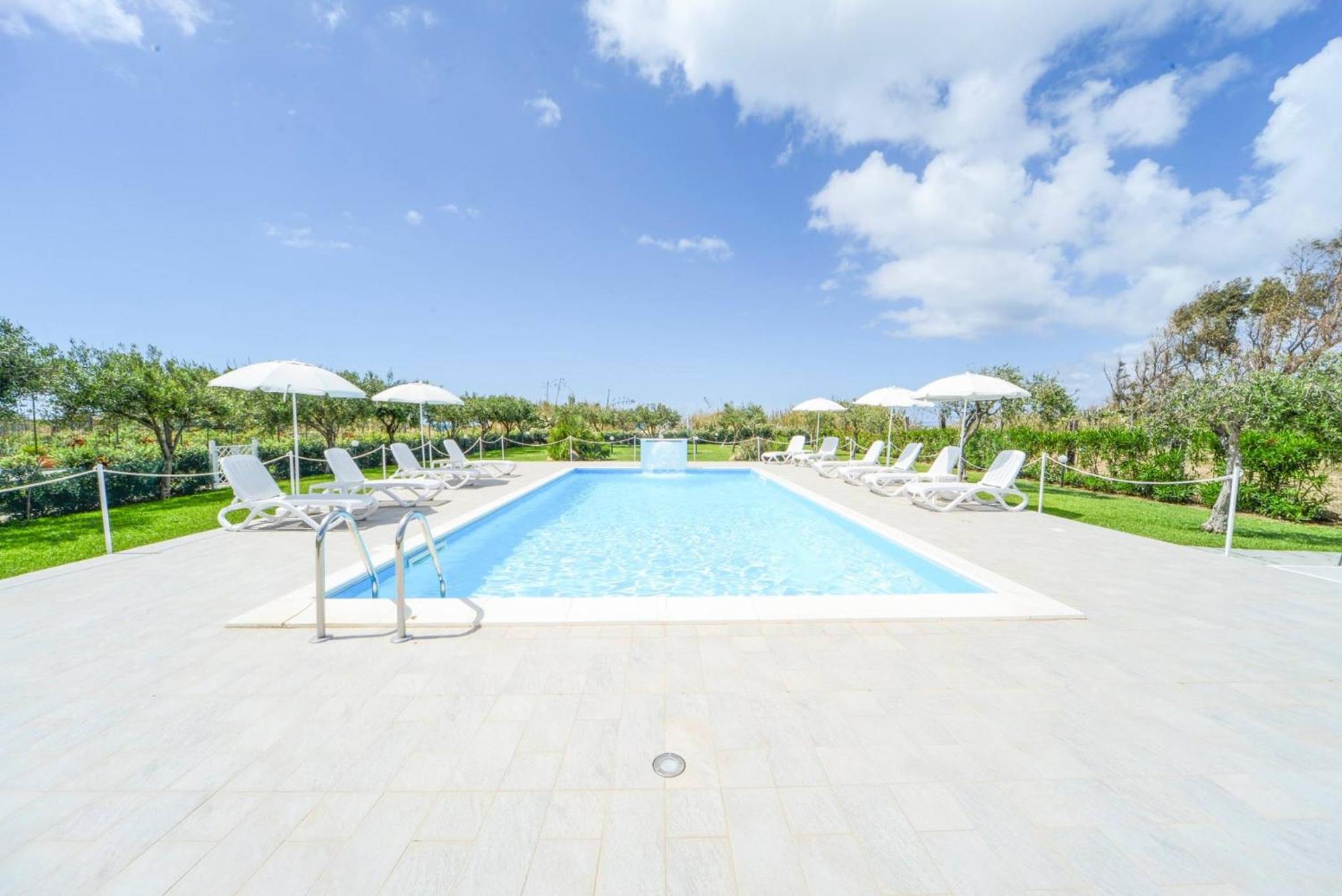 Case Vacanze Mare Nostrum - Villas In Front Of The Beach With Pool Кампофеліче-ді-Роччелла Екстер'єр фото