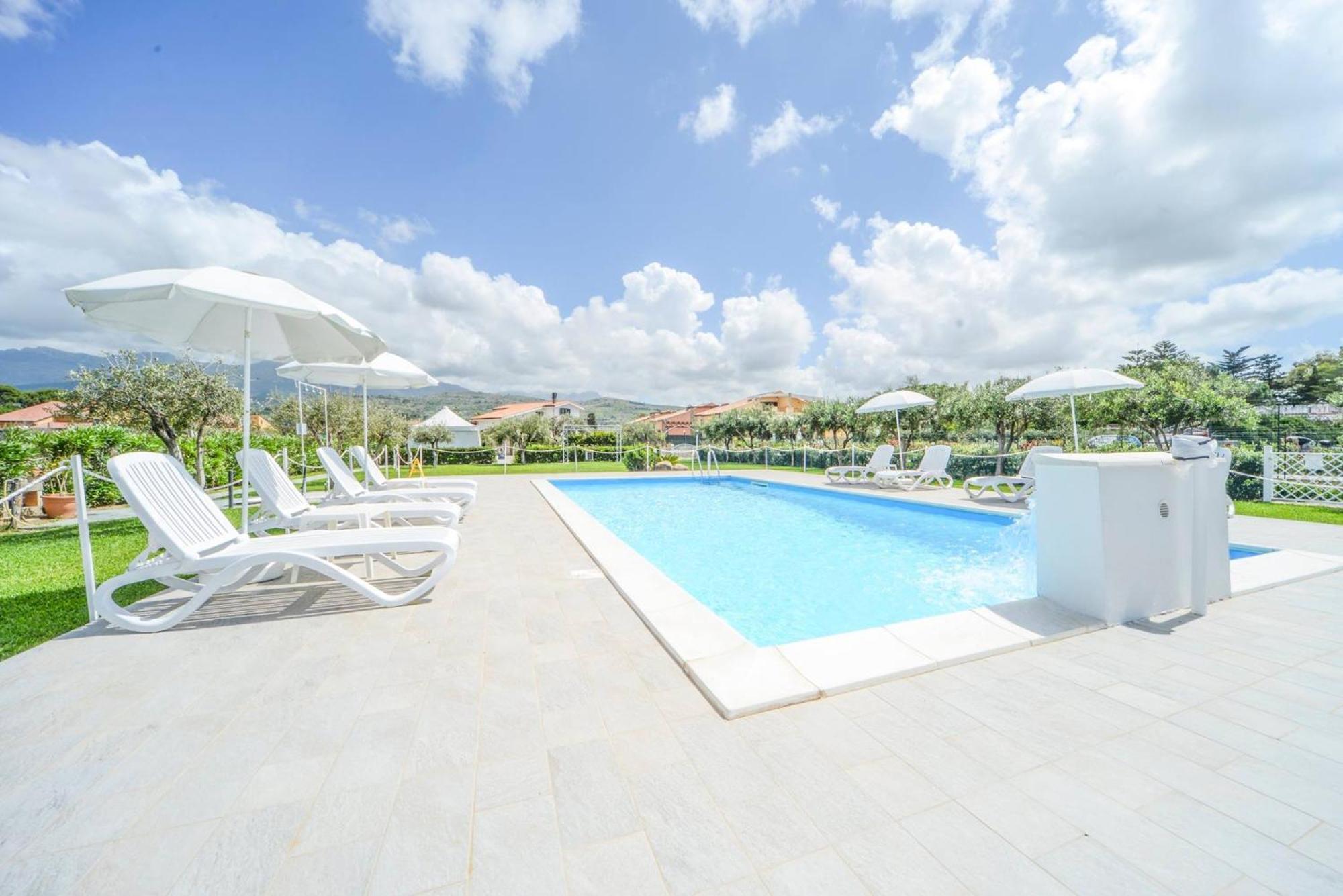 Case Vacanze Mare Nostrum - Villas In Front Of The Beach With Pool Кампофеліче-ді-Роччелла Екстер'єр фото